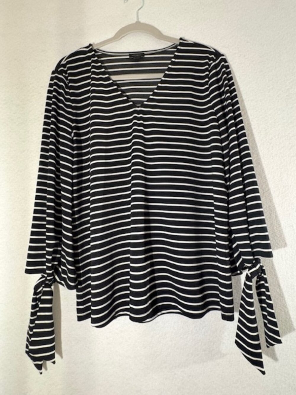 Ann Taylor Factory Black White Pullover Stripe Shirt V-Neck Large Ties @ Wrist